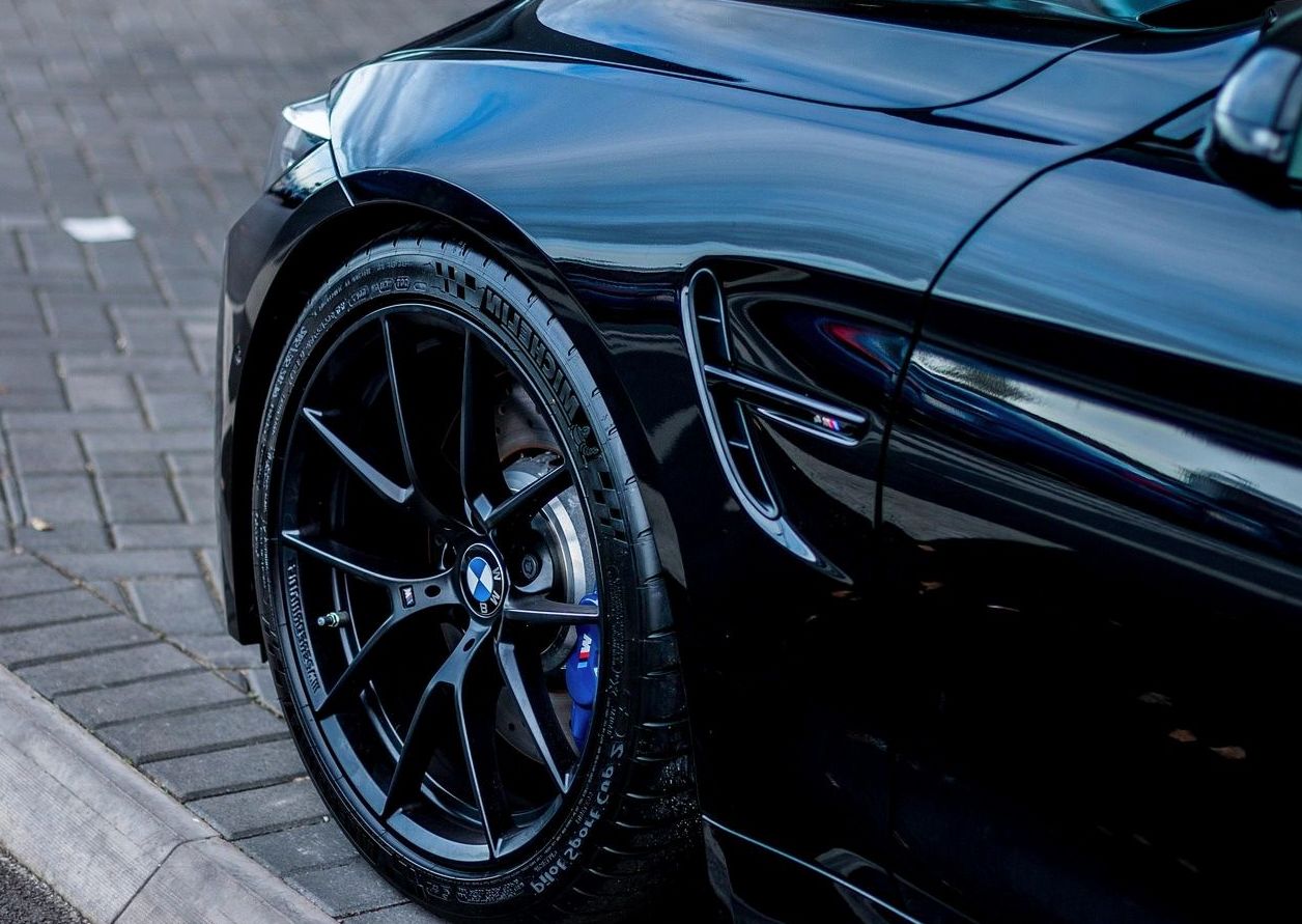 Scarico sportivo in acciaio inox montato su coupé